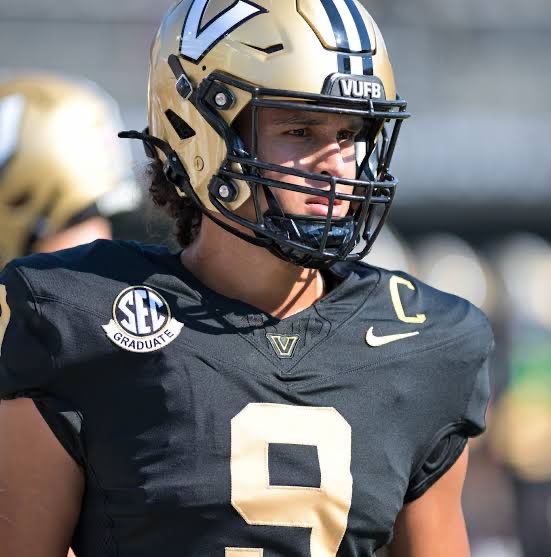 TempDaddy's tweet photo. New #Eagles TE Eli Stowers is rocking the Riddell Axiom with a CU-AXIOM-W-2BD-SW-SMA-S facemask

He wore a Speedflex w/ an SF-2BD mask at Vanderbilt https://t.co/M6kCy0yKUX