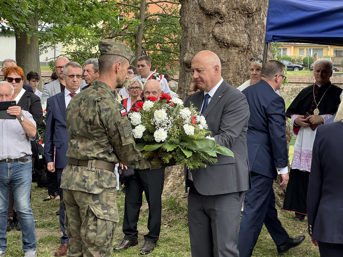 jbrudzinski's tweet photo. Cieszę się, że mogłem wesprzeć inicjatywę budowy pomnika generała Władysława Andersa w Gryficach. W dzisiejszej uroczystości uczestniczyła https://t.co/LGE6rwdiTF. @Anna_M_Anders, @JanKasprzyk oraz setki mieszkańców #Gryfice. @JachMicha https://t.co/Rpl5Yq5bAB