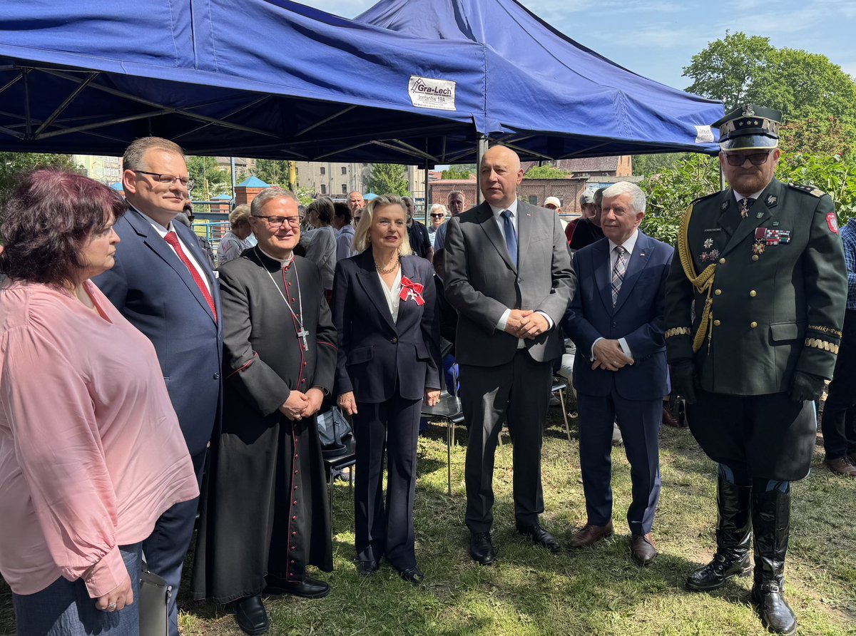 jbrudzinski's tweet photo. Cieszę się, że mogłem wesprzeć inicjatywę budowy pomnika generała Władysława Andersa w Gryficach. W dzisiejszej uroczystości uczestniczyła https://t.co/LGE6rwdiTF. @Anna_M_Anders, @JanKasprzyk oraz setki mieszkańców #Gryfice. @JachMicha https://t.co/Rpl5Yq5bAB