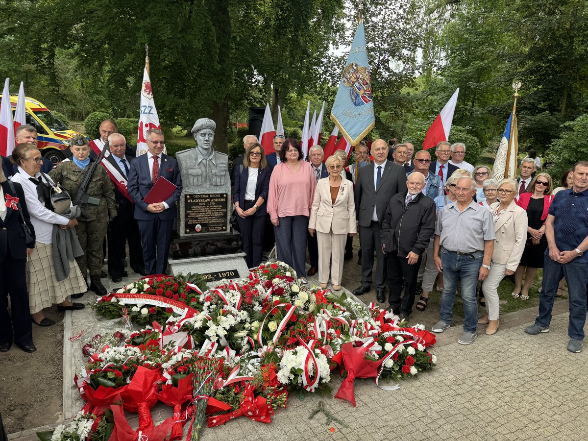 jbrudzinski's tweet photo. Cieszę się, że mogłem wesprzeć inicjatywę budowy pomnika generała Władysława Andersa w Gryficach. W dzisiejszej uroczystości uczestniczyła https://t.co/LGE6rwdiTF. @Anna_M_Anders, @JanKasprzyk oraz setki mieszkańców #Gryfice. @JachMicha https://t.co/Rpl5Yq5bAB