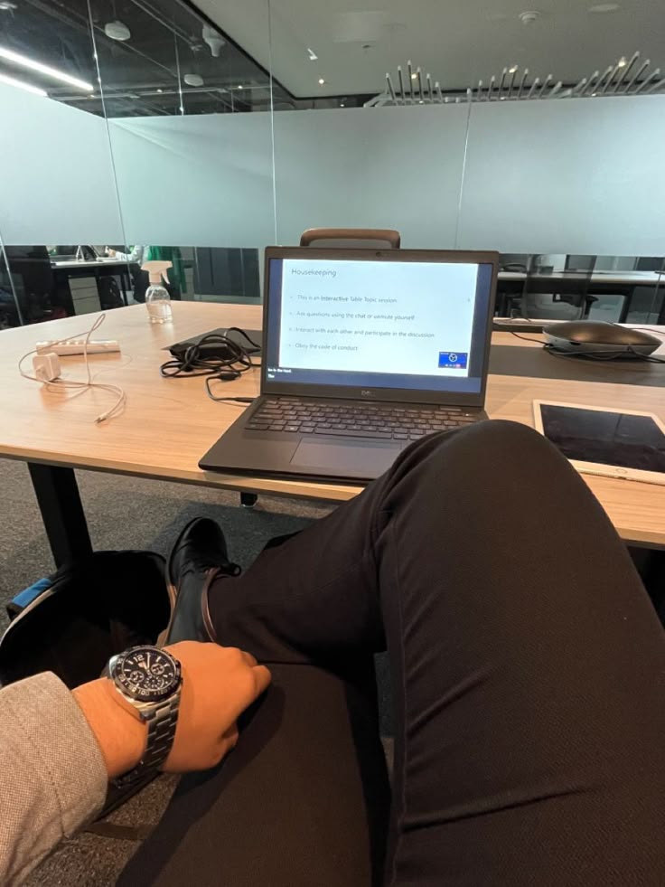 RoyCurranX's tweet photo. Great day to be young and overpaid.

More people should try it.

I highly recommend getting rich. https://t.co/4t1HjstsXa