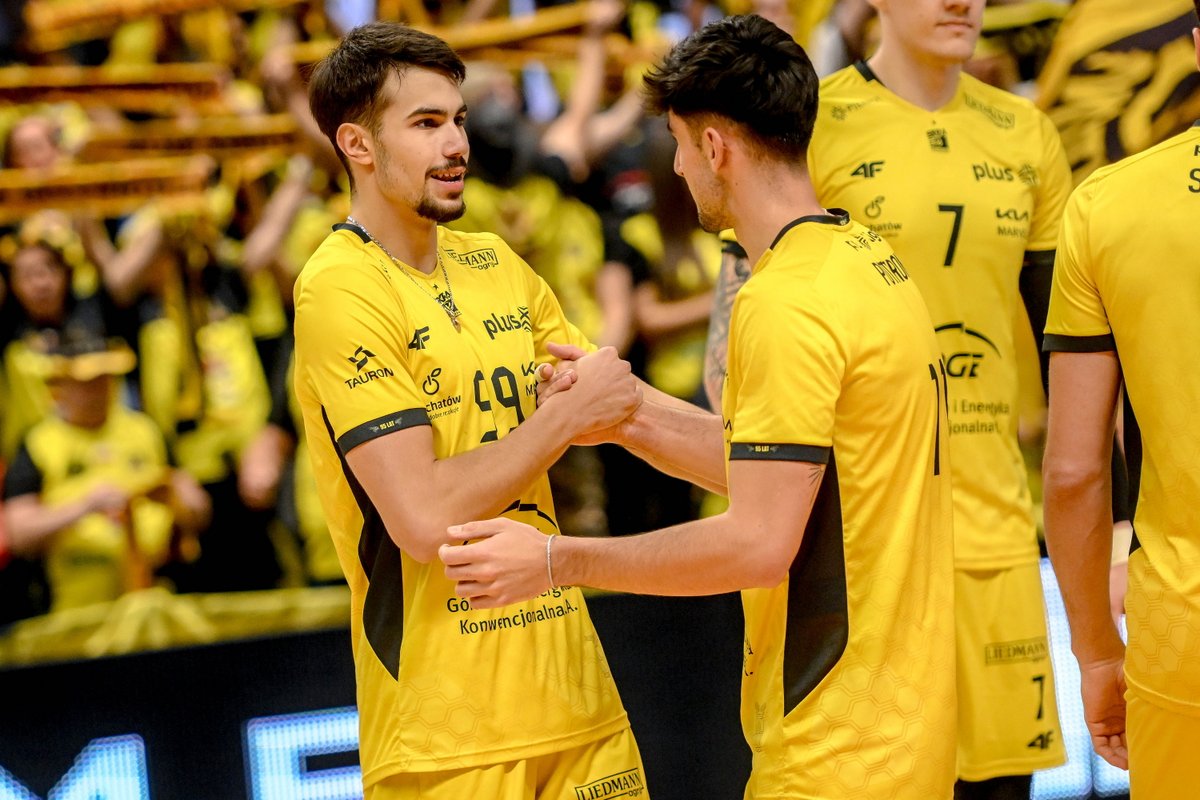 _SkraBelchatow_'s tweet photo. Są zawodnicy, którzy potrzebują lat, by zapisać się w pamięci kibiców. Tobie wystarczył jeden sezon!

Daniel, dziękujemy za emocje, charakter, walkę mimo przeciwności i serce zostawione na boisku 💛🖤

Powodzenia w dalszej drodze. #TeamSkra będzie trzymać kciuki 🍀 https://t.co/4XYQDIpJgy