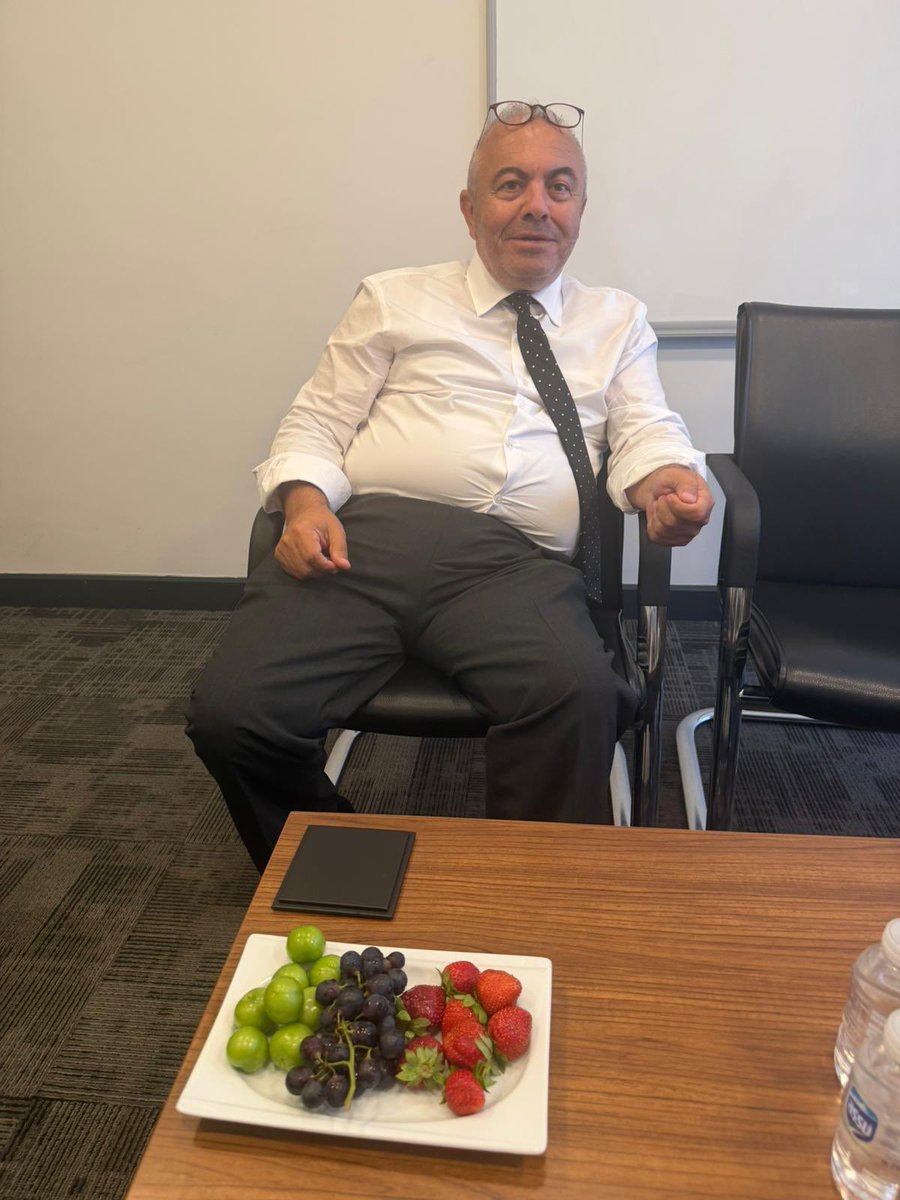 yuksel_ercan's tweet photo. İYİ PARTİ GENEL MERKEZİNİ ZİYARET EDENLER FATİH DEMİRKOL’A UĞRAMADAN GEÇMESİNLER.
Çünkü İYİ Parti Genel başkan danışmanı Kıymetli Fatih Demirkol misafirlerine envai çeşit meyvelerden ikram ediyor.
Biz yetişemedik ancak İsmail Türk ve Yunus Özay Er’e afiyet şeker olsun..@FatihDEMRKOL @ismail_TURK55 @yozayer