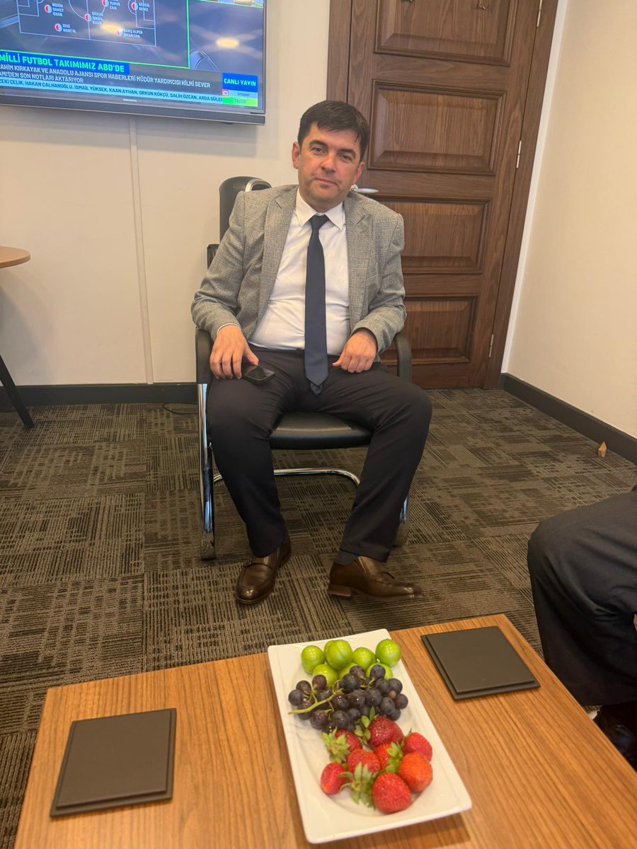 yuksel_ercan's tweet photo. İYİ PARTİ GENEL MERKEZİNİ ZİYARET EDENLER FATİH DEMİRKOL’A UĞRAMADAN GEÇMESİNLER.
Çünkü İYİ Parti Genel başkan danışmanı Kıymetli Fatih Demirkol misafirlerine envai çeşit meyvelerden ikram ediyor.
Biz yetişemedik ancak İsmail Türk ve Yunus Özay Er’e afiyet şeker olsun..@FatihDEMRKOL @ismail_TURK55 @yozayer