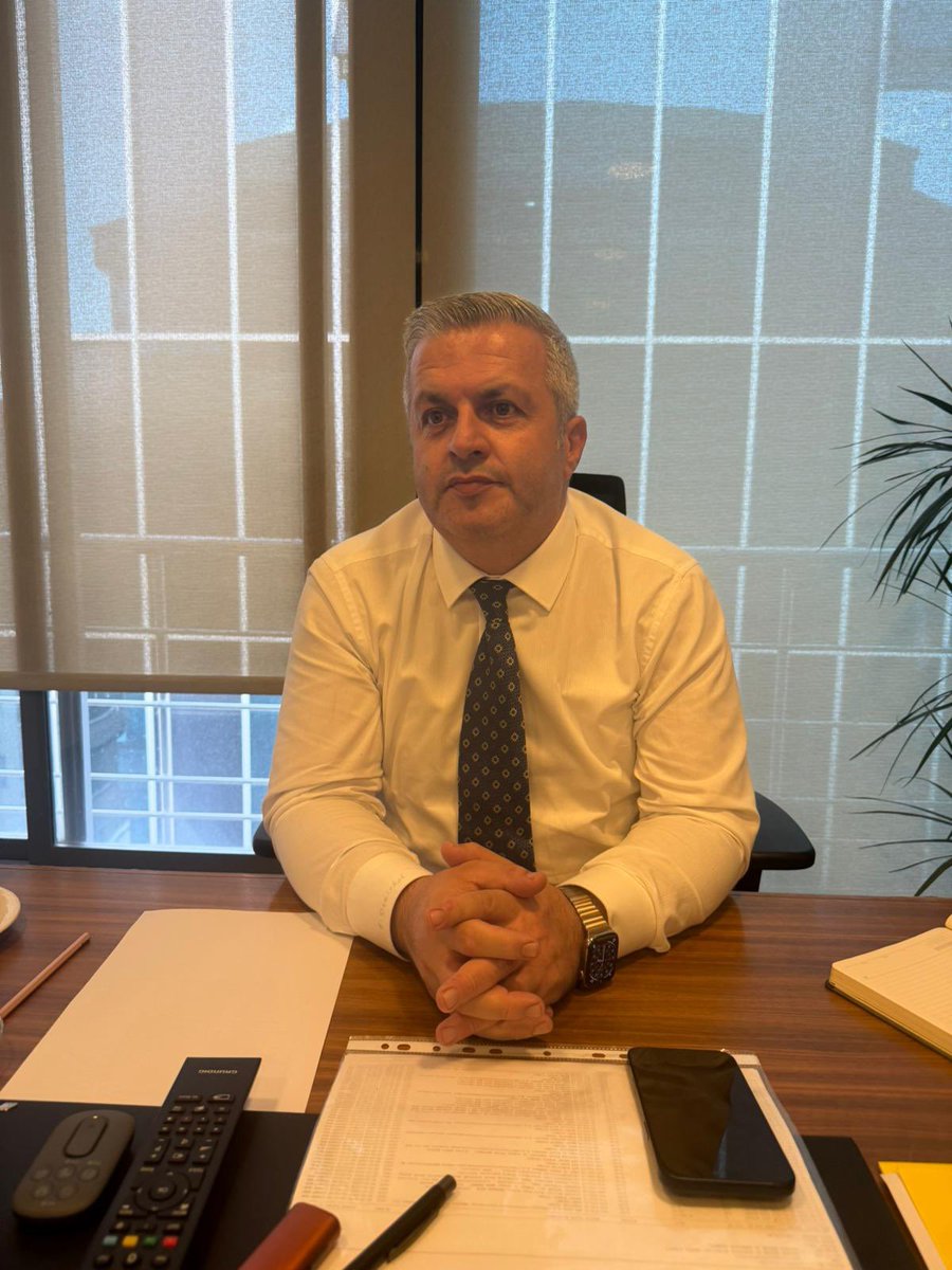 yuksel_ercan's tweet photo. İYİ PARTİ GENEL MERKEZİNİ ZİYARET EDENLER FATİH DEMİRKOL’A UĞRAMADAN GEÇMESİNLER.
Çünkü İYİ Parti Genel başkan danışmanı Kıymetli Fatih Demirkol misafirlerine envai çeşit meyvelerden ikram ediyor.
Biz yetişemedik ancak İsmail Türk ve Yunus Özay Er’e afiyet şeker olsun..@FatihDEMRKOL @ismail_TURK55 @yozayer