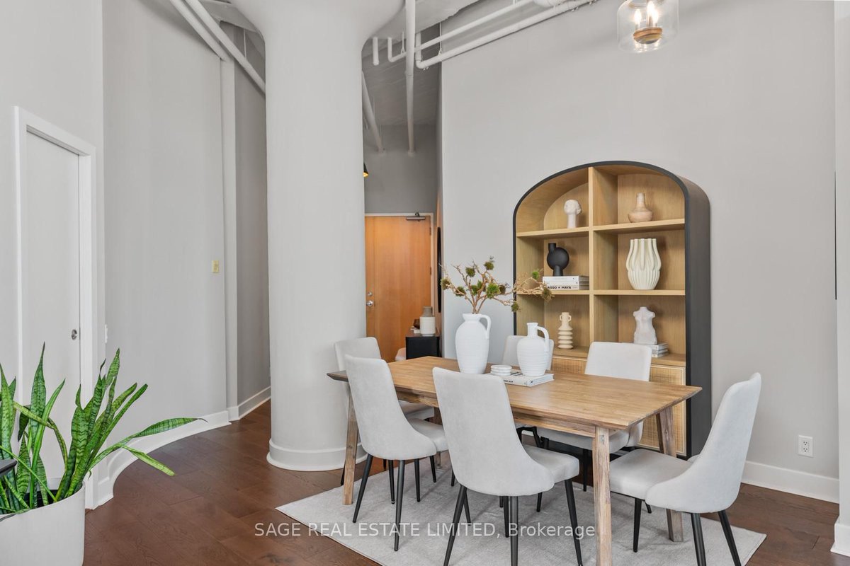 condoloft's tweet photo. Corner loft, 1100sf carved from 1930s textile mill in midtown Toronto. Completely renovated and modernized 2-bed unit. But kept 13' ceiling and wraparound warehouse windows providing natural light all day long. Rooftop terrace perfect for summer evenings.
https://t.co/Ji48qz3R1z https://t.co/clH5uvdLrZ