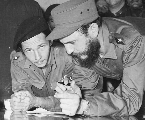 JYR633's tweet photo. Toda una vida junto a su hermano de sangre y lucha, muchas FELICIDADES en su dia general, lo sabemos, usted aun con el pie puesto en el estribo a sus 95.
#RaulEsRaúl 
🇨🇺❤️🇨🇺 https://t.co/nIbMA5G38b