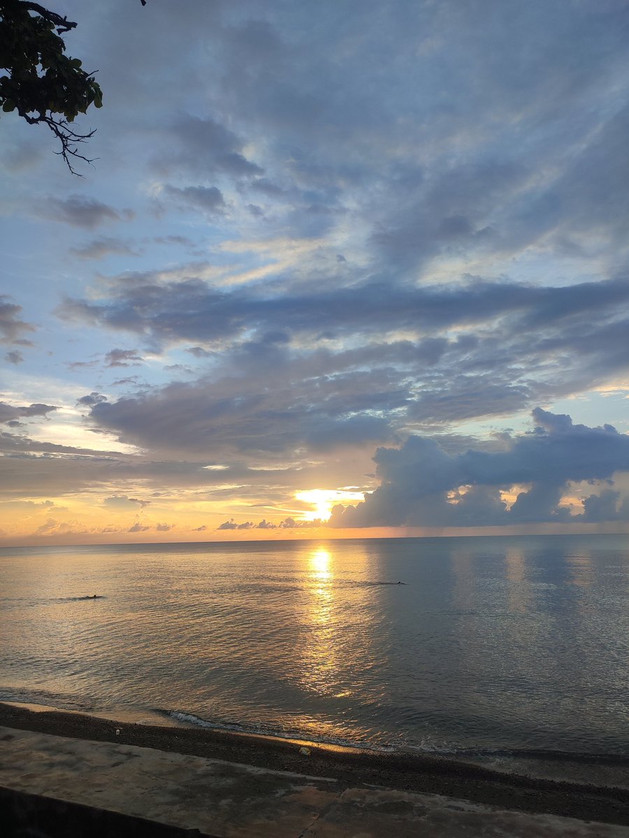 inchyy__'s tweet photo. Ditemani sunset https://t.co/pZtTK5yr9w