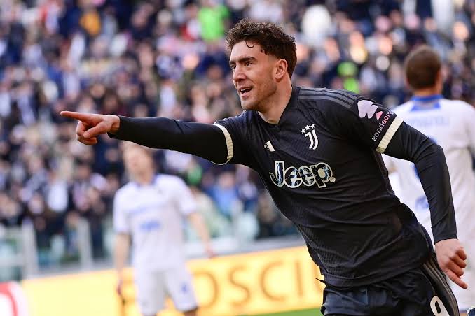 prjctfc's tweet photo. Dusan Vlahovic is set for a Juventus exit.

Vlahovic asked for a salary of €8M/year + a rich bonus at signing

Juventus offered a renewal until 2028 (€6M/year + 1M as bonuses)

Player will leave Juve this summer.

As per @DiMarzio &amp; @NicoSchira

#transfers #seriea #juventus https://t.co/n9PEHxw1ao