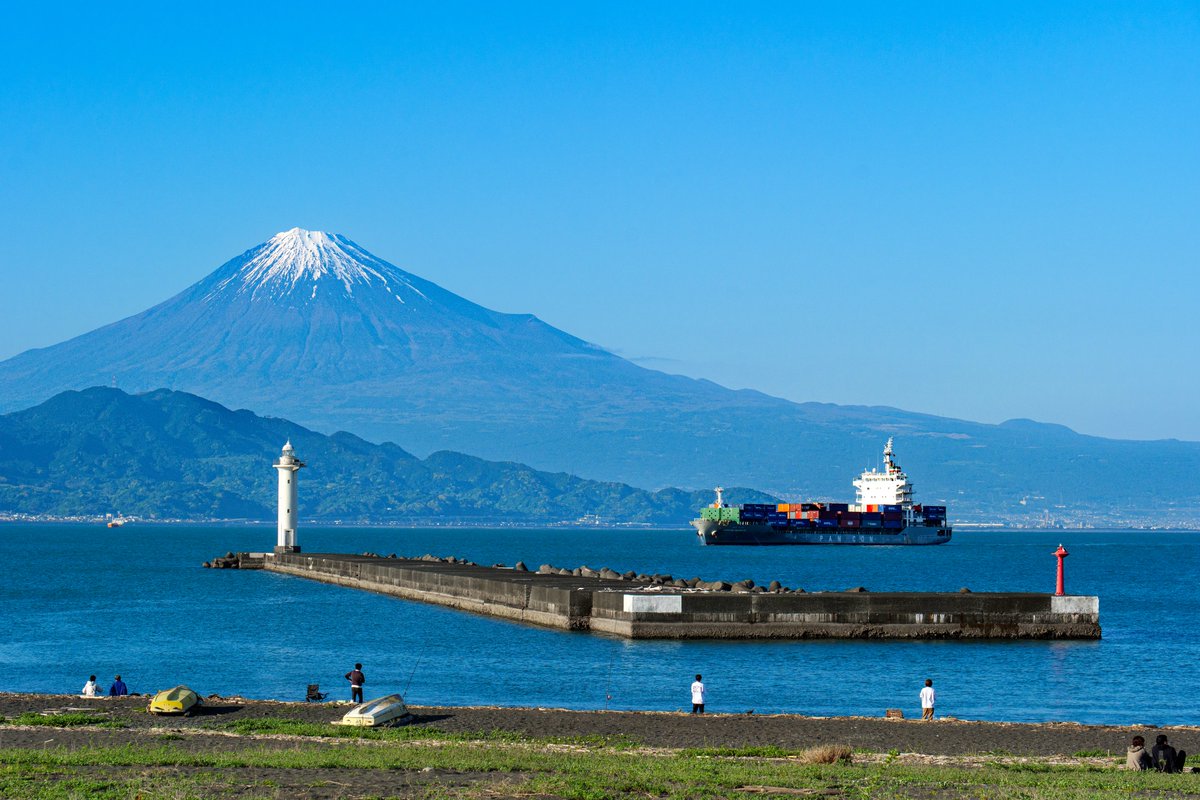 富士を背に、港は今日も動く。 静岡の海に流れる、いつもの特別な景色