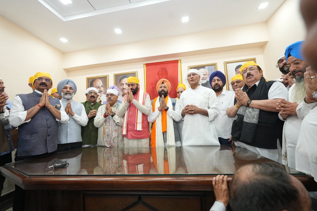 AshwaniSBJP's tweet photo. ਭਾਜਪਾ ਪੰਜਾਬ ਦੇ ਨਵ-ਨਿਯੁਕਤ ਸੂਬਾ ਪ੍ਰਧਾਨ ਸਰਦਾਰ ਕੇਵਲ ਸਿੰਘ ਢਿੱਲੋਂ ਜੀ ਨੂੰ ਅਹੁਦਾ ਸੰਭਾਲਣ ’ਤੇ ਦਿਲੋਂ ਵਧਾਈਆਂ ਅਤੇ ਸ਼ੁਭਕਾਮਨਾਵਾਂ।

ਅੱਜ ਚੰਡੀਗੜ੍ਹ ਵਿਖੇ ਹਰਿਆਣਾ ਦੇ ਮਾਣਯੋਗ ਮੁੱਖ ਮੰਤਰੀ ਸ੍ਰੀ ਨਾਇਬ ਸਿੰਘ ਸੈਣੀ ਜੀ, ਕੇਂਦਰੀ ਅਤੇ ਸੂਬਾਈ ਨੇਤ੍ਰਿਤਵ, ਸੰਸਦ ਮੈਂਬਰਾਂ, ਵਿਧਾਇਕਾਂ ਅਤੇ ਕਾਰਯਕਰਤਾਵਾਂ ਦੀ ਮੌਜੂਦਗੀ ਵਿੱਚ ਹੋਇਆ।

ਮੈਨੂੰ ਪੂਰਾ ਵਿਸ਼ਵਾਸ ਹੈ ਕਿ ਢਿੱਲੋਂ ਜੀ ਦੇ ਤਜਰਬੇਕਾਰ ਨੇਤ੍ਰਿਤਵ ਹੇਠ ਭਾਜਪਾ ਪੰਜਾਬ ਹੋਰ ਮਜ਼ਬੂਤ ਹੋਵੇਗੀ ਅਤੇ ਪੰਜਾਬ ਦੇ ਲੋਕਾਂ ਦੀਆਂ ਆਸਾਂ ਤੇ ਉਮੀਦਾਂ ’ਤੇ ਖਰਾ ਉਤਰੇਗੀ।

#BJPPunjab
