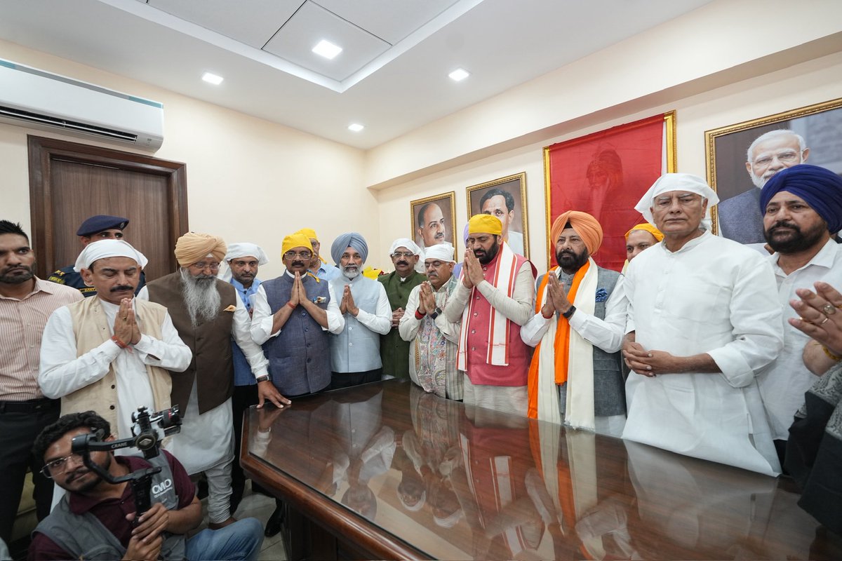 AshwaniSBJP's tweet photo. ਭਾਜਪਾ ਪੰਜਾਬ ਦੇ ਨਵ-ਨਿਯੁਕਤ ਸੂਬਾ ਪ੍ਰਧਾਨ ਸਰਦਾਰ ਕੇਵਲ ਸਿੰਘ ਢਿੱਲੋਂ ਜੀ ਨੂੰ ਅਹੁਦਾ ਸੰਭਾਲਣ ’ਤੇ ਦਿਲੋਂ ਵਧਾਈਆਂ ਅਤੇ ਸ਼ੁਭਕਾਮਨਾਵਾਂ।

ਅੱਜ ਚੰਡੀਗੜ੍ਹ ਵਿਖੇ ਹਰਿਆਣਾ ਦੇ ਮਾਣਯੋਗ ਮੁੱਖ ਮੰਤਰੀ ਸ੍ਰੀ ਨਾਇਬ ਸਿੰਘ ਸੈਣੀ ਜੀ, ਕੇਂਦਰੀ ਅਤੇ ਸੂਬਾਈ ਨੇਤ੍ਰਿਤਵ, ਸੰਸਦ ਮੈਂਬਰਾਂ, ਵਿਧਾਇਕਾਂ ਅਤੇ ਕਾਰਯਕਰਤਾਵਾਂ ਦੀ ਮੌਜੂਦਗੀ ਵਿੱਚ ਹੋਇਆ।

ਮੈਨੂੰ ਪੂਰਾ ਵਿਸ਼ਵਾਸ ਹੈ ਕਿ ਢਿੱਲੋਂ ਜੀ ਦੇ ਤਜਰਬੇਕਾਰ ਨੇਤ੍ਰਿਤਵ ਹੇਠ ਭਾਜਪਾ ਪੰਜਾਬ ਹੋਰ ਮਜ਼ਬੂਤ ਹੋਵੇਗੀ ਅਤੇ ਪੰਜਾਬ ਦੇ ਲੋਕਾਂ ਦੀਆਂ ਆਸਾਂ ਤੇ ਉਮੀਦਾਂ ’ਤੇ ਖਰਾ ਉਤਰੇਗੀ।

#BJPPunjab