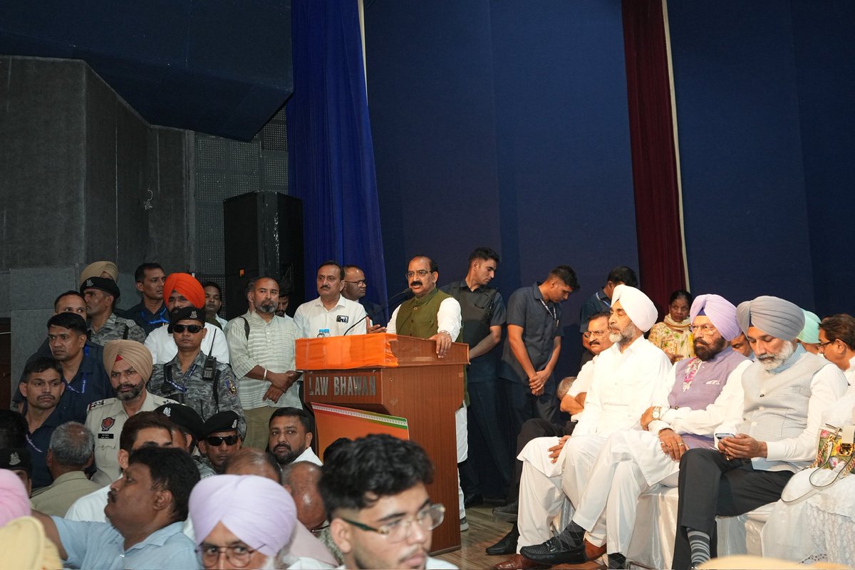 AshwaniSBJP's tweet photo. ਭਾਜਪਾ ਪੰਜਾਬ ਦੇ ਨਵ-ਨਿਯੁਕਤ ਸੂਬਾ ਪ੍ਰਧਾਨ ਸਰਦਾਰ ਕੇਵਲ ਸਿੰਘ ਢਿੱਲੋਂ ਜੀ ਨੂੰ ਅਹੁਦਾ ਸੰਭਾਲਣ ’ਤੇ ਦਿਲੋਂ ਵਧਾਈਆਂ ਅਤੇ ਸ਼ੁਭਕਾਮਨਾਵਾਂ।

ਅੱਜ ਚੰਡੀਗੜ੍ਹ ਵਿਖੇ ਹਰਿਆਣਾ ਦੇ ਮਾਣਯੋਗ ਮੁੱਖ ਮੰਤਰੀ ਸ੍ਰੀ ਨਾਇਬ ਸਿੰਘ ਸੈਣੀ ਜੀ, ਕੇਂਦਰੀ ਅਤੇ ਸੂਬਾਈ ਨੇਤ੍ਰਿਤਵ, ਸੰਸਦ ਮੈਂਬਰਾਂ, ਵਿਧਾਇਕਾਂ ਅਤੇ ਕਾਰਯਕਰਤਾਵਾਂ ਦੀ ਮੌਜੂਦਗੀ ਵਿੱਚ ਹੋਇਆ।

ਮੈਨੂੰ ਪੂਰਾ ਵਿਸ਼ਵਾਸ ਹੈ ਕਿ ਢਿੱਲੋਂ ਜੀ ਦੇ ਤਜਰਬੇਕਾਰ ਨੇਤ੍ਰਿਤਵ ਹੇਠ ਭਾਜਪਾ ਪੰਜਾਬ ਹੋਰ ਮਜ਼ਬੂਤ ਹੋਵੇਗੀ ਅਤੇ ਪੰਜਾਬ ਦੇ ਲੋਕਾਂ ਦੀਆਂ ਆਸਾਂ ਤੇ ਉਮੀਦਾਂ ’ਤੇ ਖਰਾ ਉਤਰੇਗੀ।

#BJPPunjab
