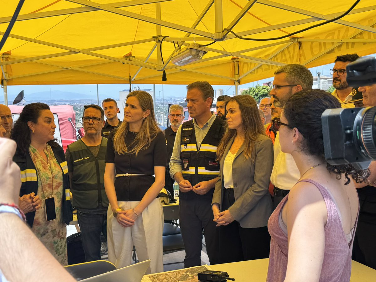 EmergenciasMur's tweet photo. La Vicepresidenta Tercera y Ministra de Transición Ecológica, Sara Aagesen, recibe de la Alcaldesa, @Rebepl, la última actualización sobre el estado del #IFLosGarres.

#IIFFGarresyLages https://t.co/rRyv8E11YK