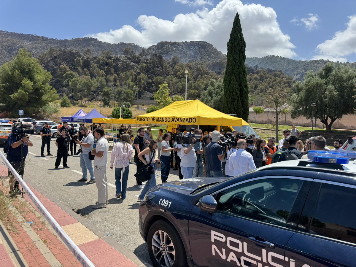 EmergenciasMur's tweet photo. La Vicepresidenta Tercera y Ministra de Transición Ecológica, Sara Aagesen, recibe de la Alcaldesa, @Rebepl, la última actualización sobre el estado del #IFLosGarres.

#IIFFGarresyLages https://t.co/rRyv8E11YK