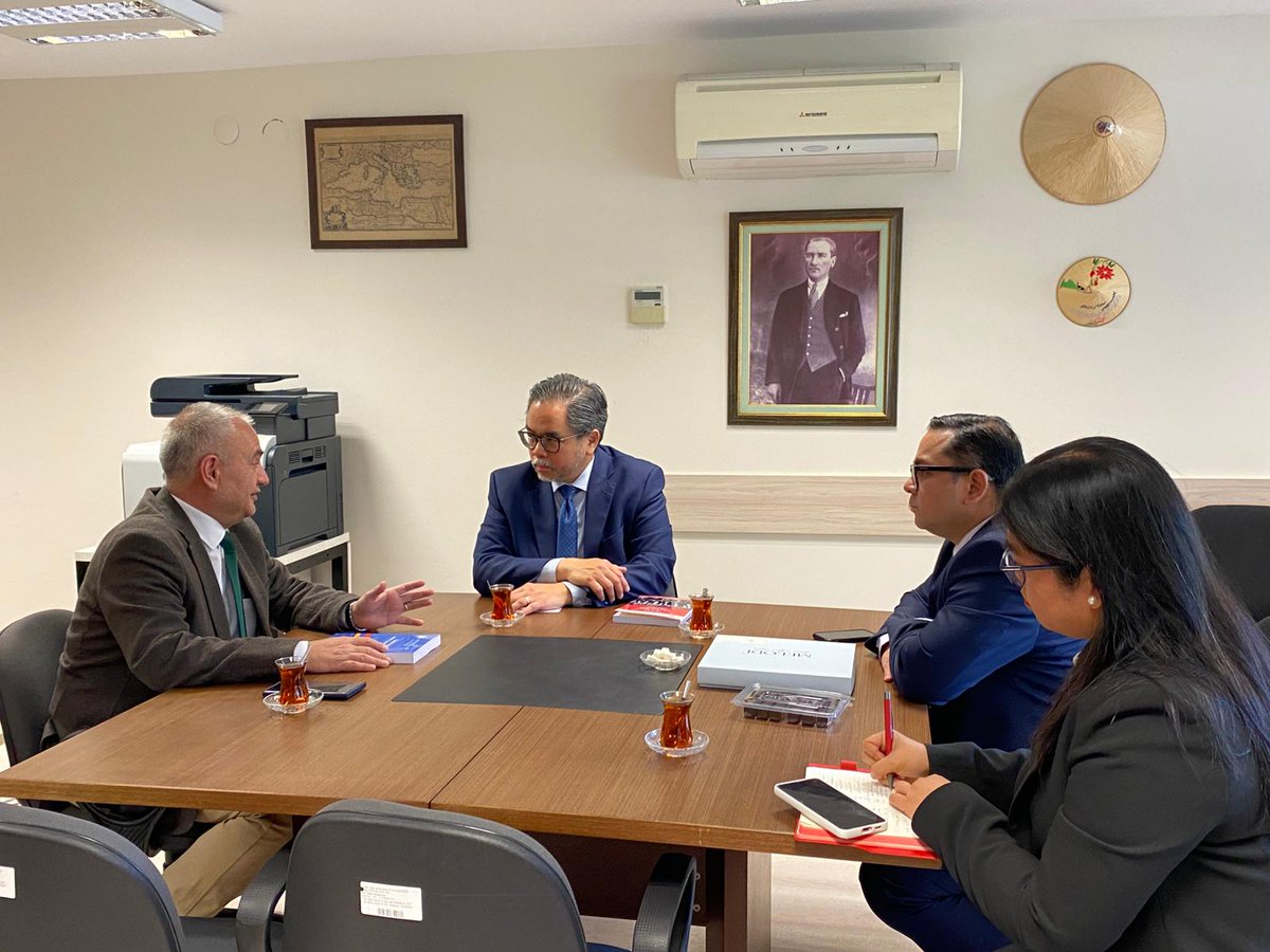 a_merthan's tweet photo. APAM ÇALIŞIYOR🧿🇹🇷
Filipinler Büyükelçisi Sn. Jaime Ramon Torre Ascalon JR ve maiyeti APAM'ı ziyaret etti. Türkiye Filipinler ilişkileri, ASEAN ve Doğu Asya'daki son durum üzerine yapılan sohbetin ardından karşılıklı olarak kitap takdim edildi.
#APAMÇALIŞIYOR
#TÜRKASYA https://t.co/qSjcYD4UO1