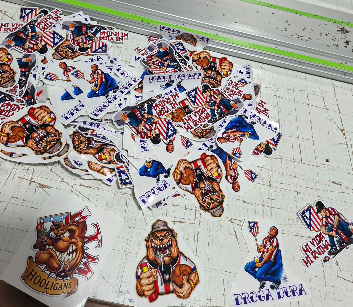 artleti1903's tweet photo. Buenas desde hace días. He estado muy liado preparando pedidos (y los que quedan). Mientras, tambien preparo las pegatas que van de regalo en vuestras camisetas. Gracias a todos!!!!! https://t.co/GhurzTCRLv
