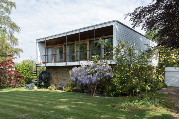 WowHauser's tweet photo. On the market for the first time since construction, this 1960s midcentury modern house in Elstree, Hertfordshire, is a beauty. Plenty of original details - one room even has the original wallpaper in place. https://t.co/BuBEOcwcNM https://t.co/fDjSjvZqMK