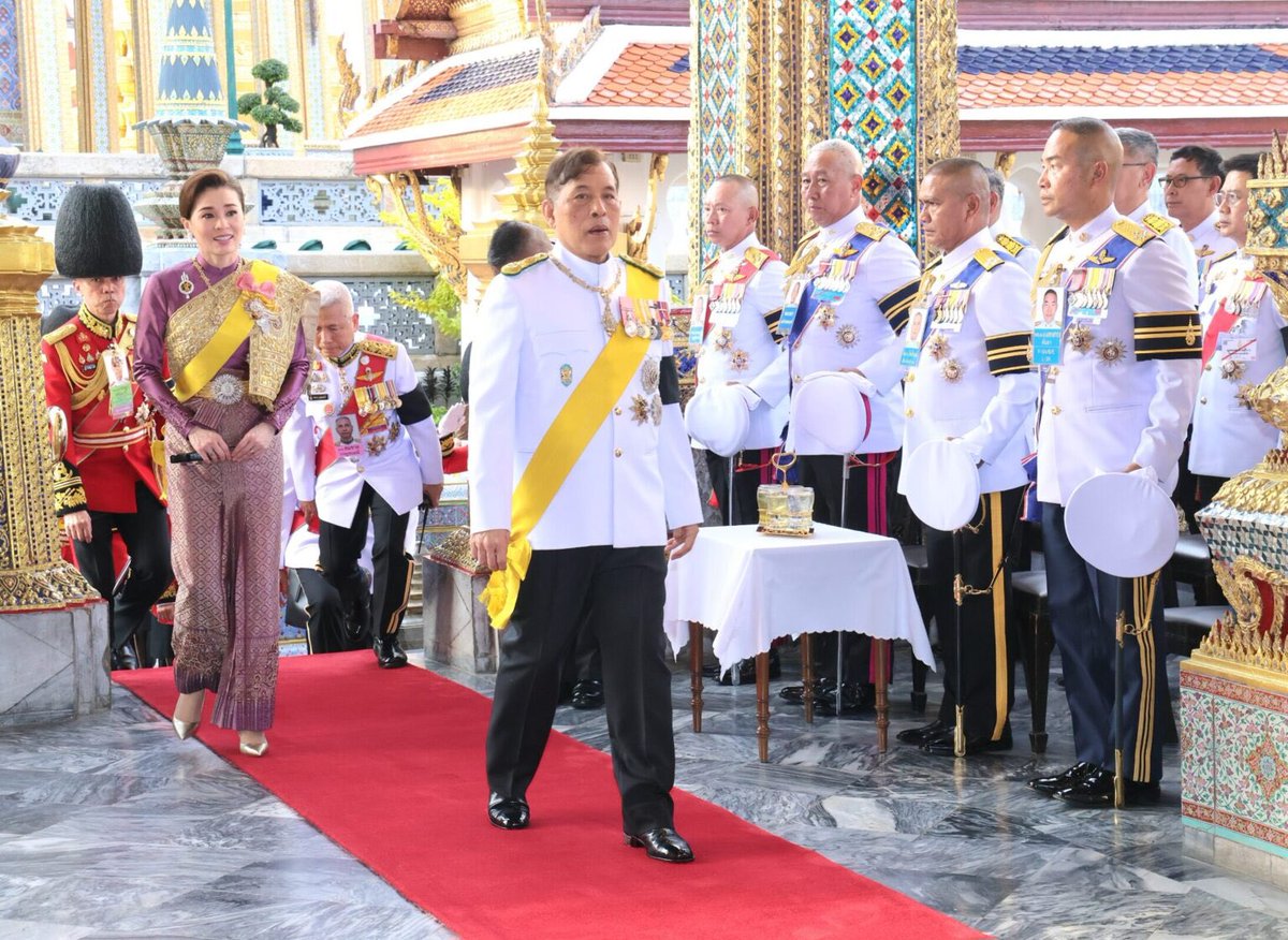 Skyboyz15's tweet photo. “ในหลวง พระราชินี” เสด็จฯ ไปในการพระราชพิธีมหามงคลเฉลิมพระชนมพรรษา 4 รอบ “สมเด็จพระนางเจ้า ฯ พระบรมราชินี” 3 มิถุนายน 2569 ณ พระอุโบสถวัดพระศรีรัตนศาสดาราม
#ในหลวง #พระราชินี #พระราชินีสุทิดา https://t.co/bY3tNTKrTw