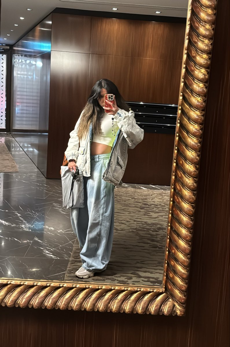 pixieinparadise's tweet photo. a mirror selfie can never go wrong https://t.co/s2fhNudZ5l
