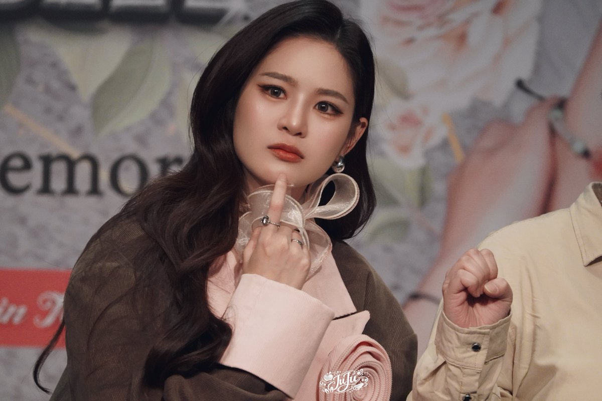 JuJu543216789's tweet photo. 🧸🧸

APPLEMIM WEDDING FM IN TAIPEI
#AppleMim1stFMinTAIPEI
#Applemim 
#Applelapisara https://t.co/WNTDqeQ5gZ
