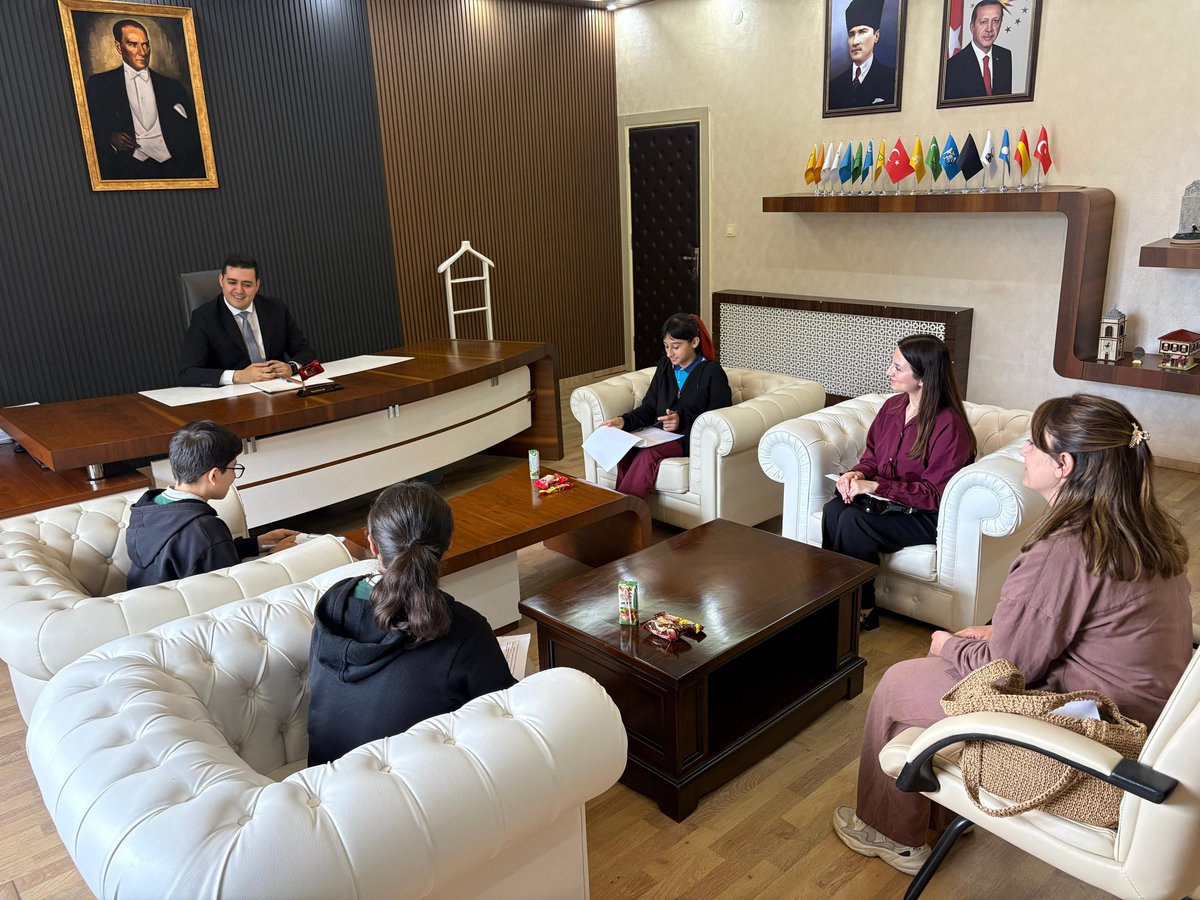 DoganyurtG's tweet photo. 📖🖊️ Dilimizin Zenginlikleri Projesi Kapsamında Kaymakamımıza Ziyaret

Doğanyurt Yatılı Bölge Ortaokulu ve İmam Hatip Ortaokulu 7. ve 8. sınıf öğrencileri, Türkçe Öğretmenleri Yasemin KAMBEROĞLU ve Zeynep SEÇGİN ADA rehberliğinde, Dilimizin Zenginlikleri Projesi kapsamında + https://t.co/lg8qjp6Y9e