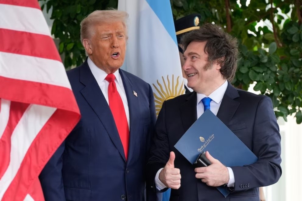 Alba_____22's tweet photo. 🔴Las suntuosas giras mundiales de Milei quedan bajo la lupa

📍El presidente argentino, Javier Milei, gastó el triple de lo informado al Congreso en viajes exentos del ajuste fiscal. https://t.co/jIqkxCCD63