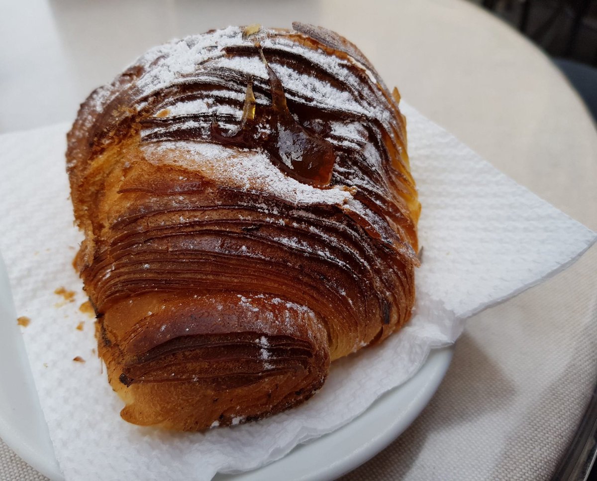 MezzaTiziana's tweet photo. Che buono 😋🥐 https://t.co/5hIq8U4495
