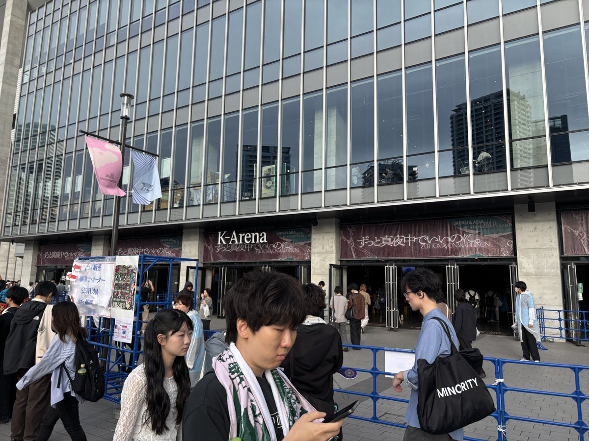 Ni_no_future's tweet photo. 4ヶ月ぶり今年2回目のずとまよライブでございます。
前回Kアリーナきた時にはなかった新しい道できてた！ https://t.co/xglyWOLSG7