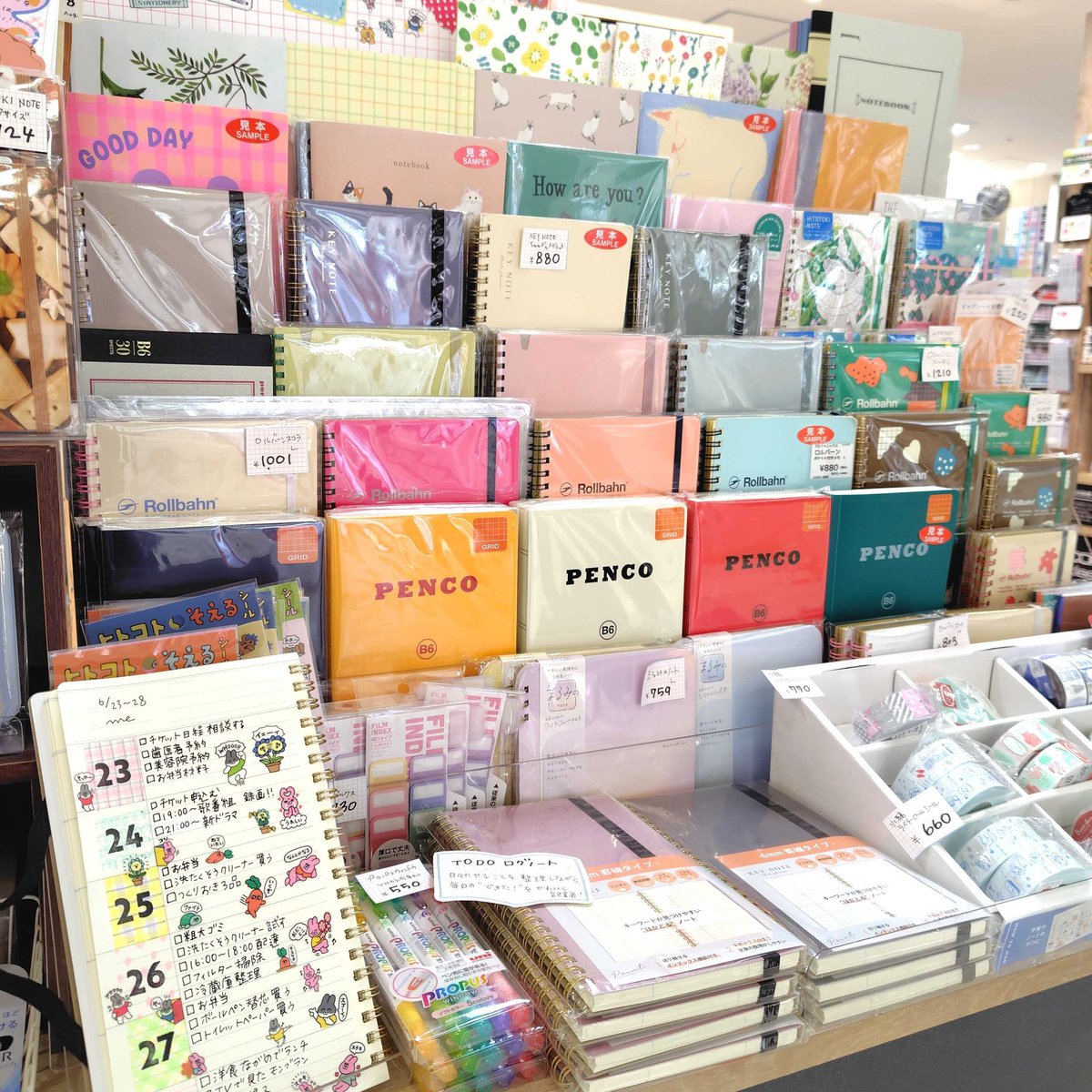Tools_umeda's tweet photo. ただ今、トゥールズ大阪梅田店では『わたしのログノート』フェアを開催中‼️

ノートはもちろん、スタッフおすすめのデコ素材やノート作りにかかせない便利アイテムを多数取り揃えています✨

店頭ではデコ素材を使用した実例サンプルをご覧いただけます📙
ぜひ参考にしてみてくださいね🧸 https://t.co/0O9gjr0UTx