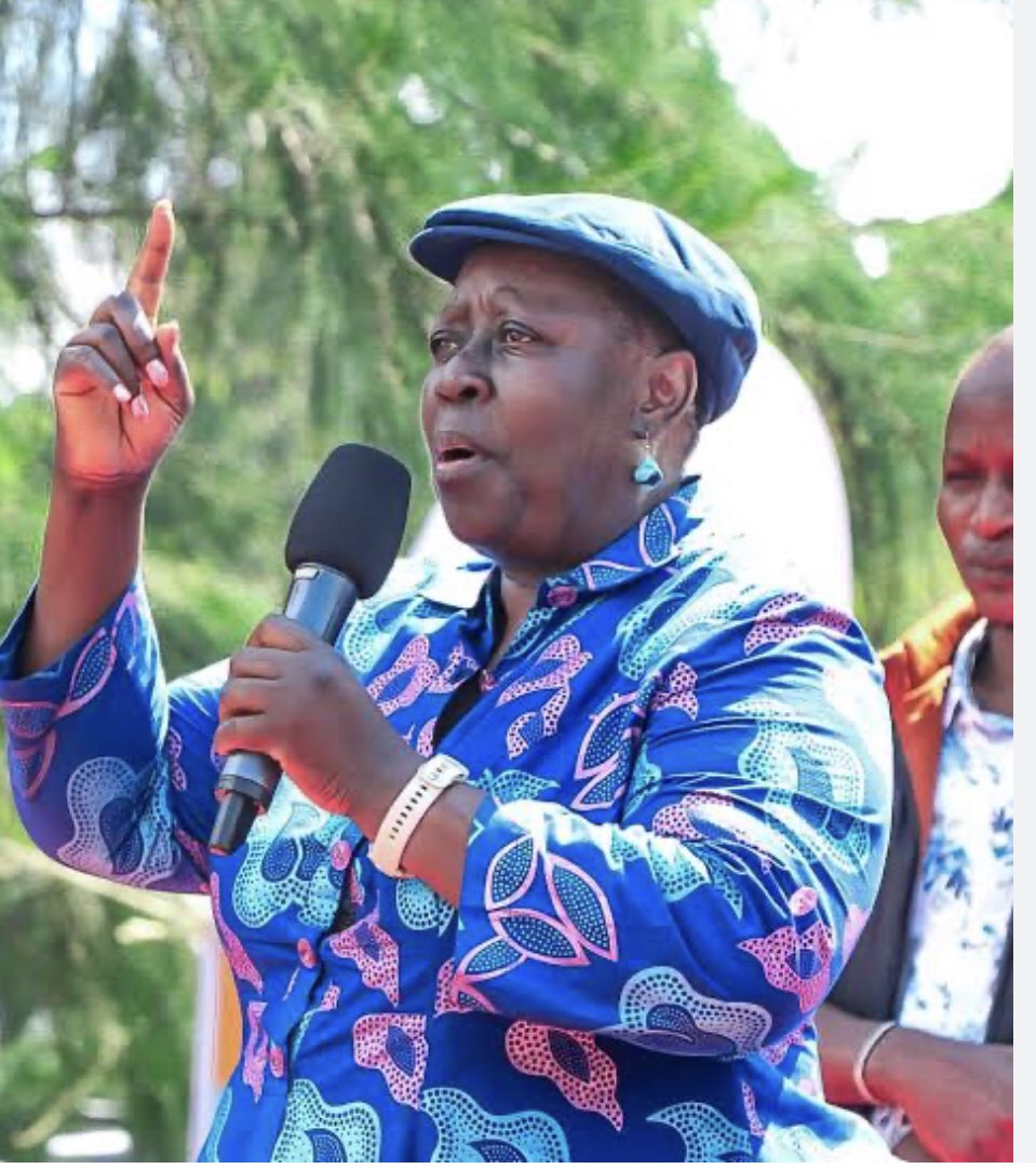 KijanayaKabras's tweet photo. OGETA : "I was with Raila when he died. I was 1 meter away during his usual morning exercise. Raila's last word was 'Aai.' Raila died while standing."

RUTH ODINGA : “I was the one who switched off the ICU machine when the doctor asked me. There, I knew the country, 'Kenya has lost the legend.”

WINNIE ODINGA : "Fellow mourners, I was with him in India when he took his last breath. He died in my arms.”

The three people were in India during Baba's death. From the three, who is telling the truth? Why aren't they reading from the same script?