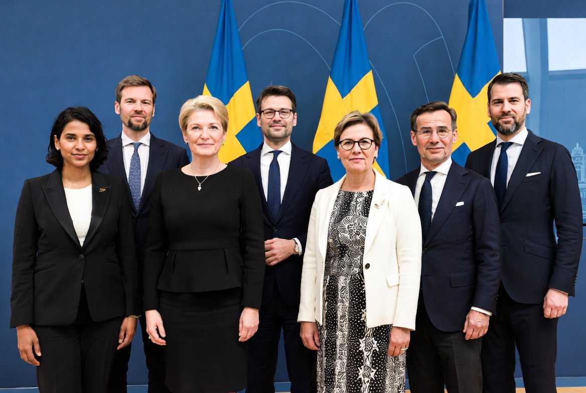 JohanJaveus's tweet photo. Behövde en bild av de svenska partiledarna uppställda från vänster till höger och bad Grok tillverka den. Haha, det blev inte direkt 100-procentigt 😂 https://t.co/8yQf4mOi1C