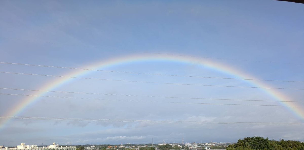 PPPyamaPPP's tweet photo. 親から送られてきた虹の写真がすごいんだが https://t.co/gaY67O1IpL