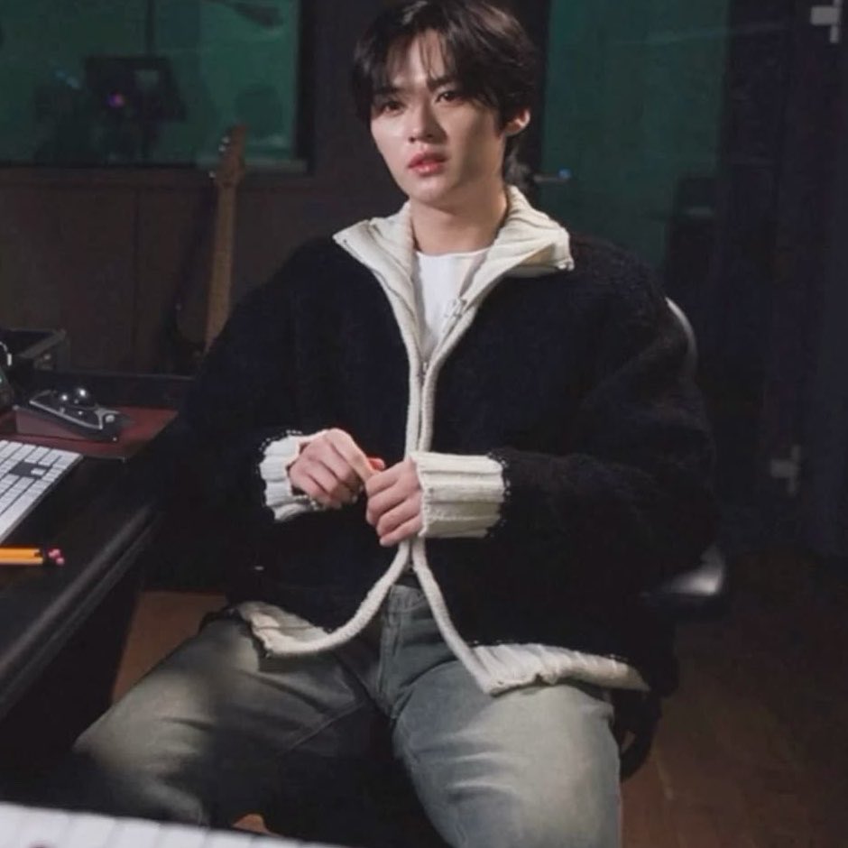 strawariberri's tweet photo. even if it is small his thighs will make up for it https://t.co/2kLuj7D5yb