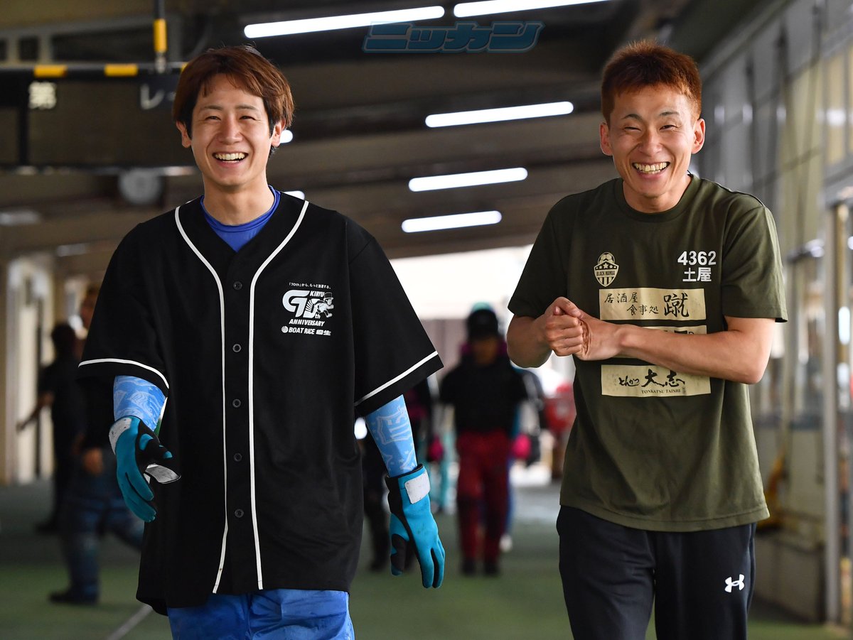nikkan_boat's tweet photo. 【G1宮島チャンピオンカップ】前検日
関浩哉（左）、土屋智則（右）の群馬コンビがニコニコ顔でピットを歩いていました🚶🚶‍♂️

関は初日メイン12Ｒ厳島ドリームに6枠で臨みます🟩 https://t.co/gmAqAVYUiV