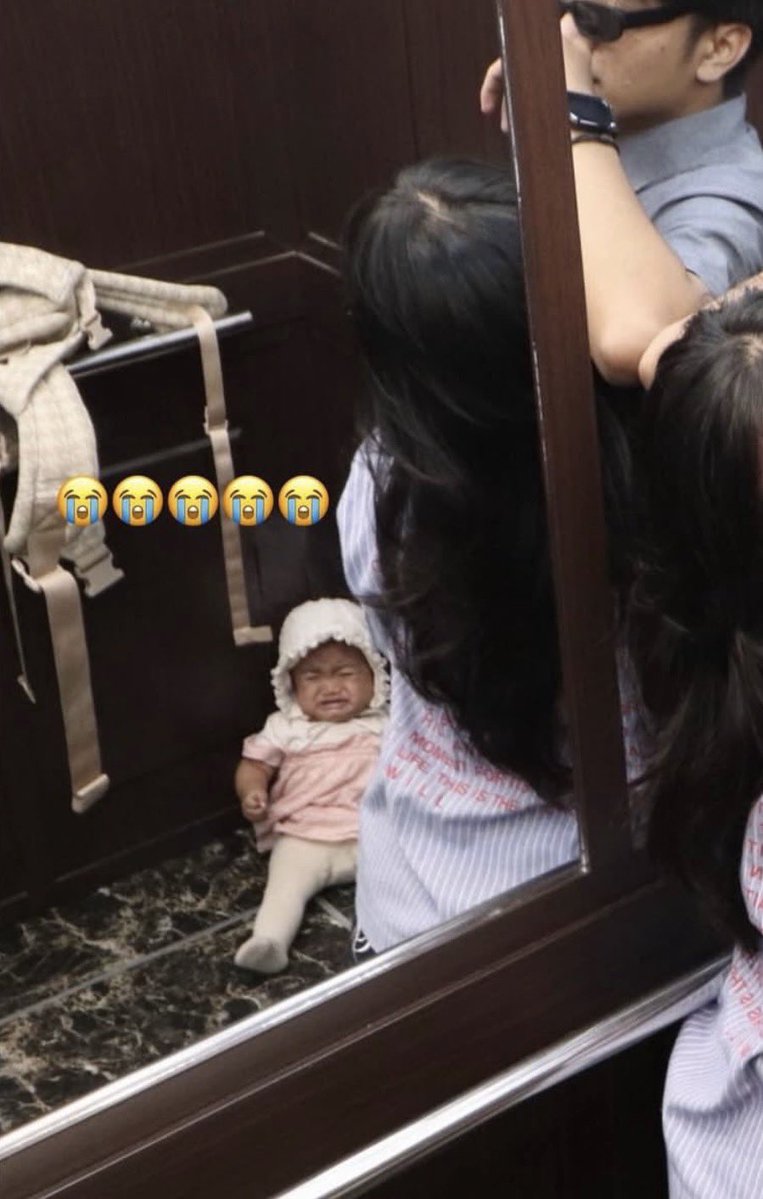 secretzzdx's tweet photo. lagian orang ke tiga di ajak, harusnya titipin ke neneknya dulu lah😭 https://t.co/iN5usHLxQI