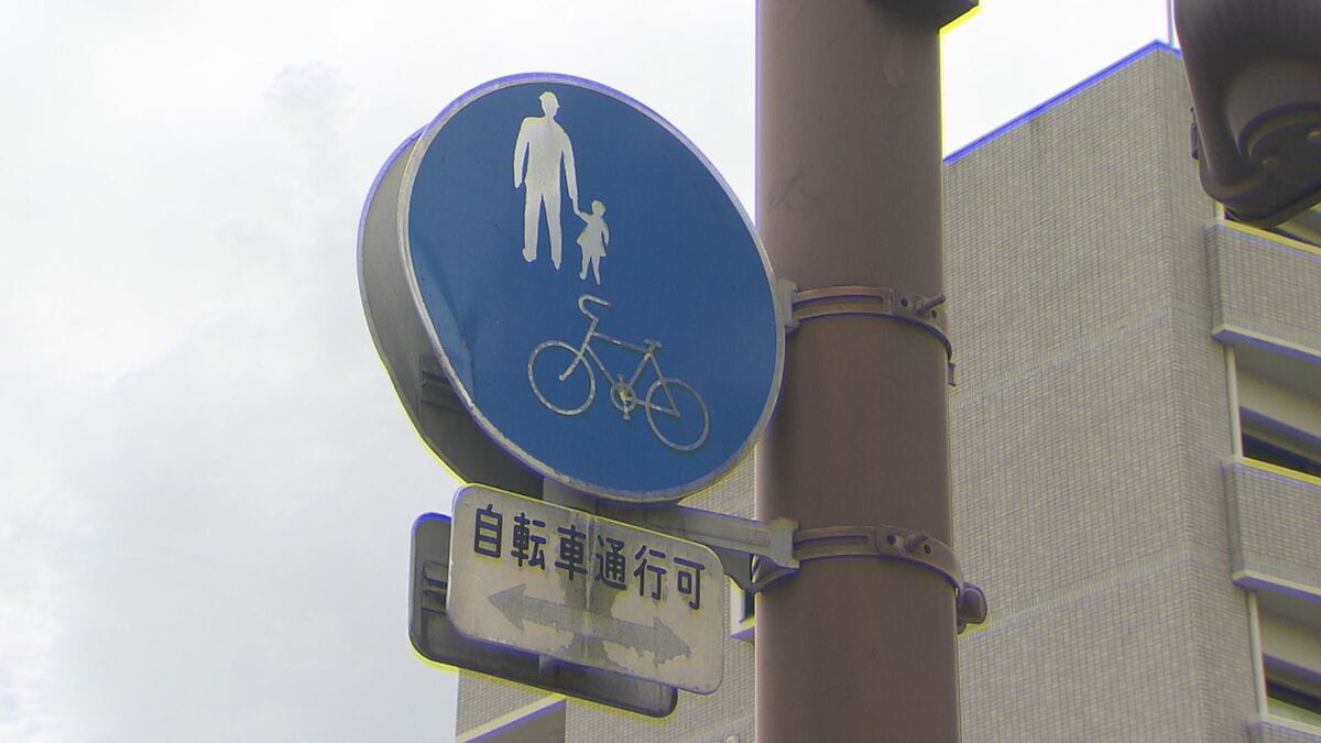 livedoornews's tweet photo. 【意識不明】台風の雨のなか…歩行者の女性、男子高校生の自転車に衝突され重体 熊本
https://t.co/ubiWT1Fv5W

高校生は"歩道通行可"の標識がある歩道を走行していて、「女性の後ろを通ろうとしたが、振り向いた女性とぶつかった」と話しているという。女性は容体が急変し、意識不明の重体。 https://t.co/XCw10pvWv4