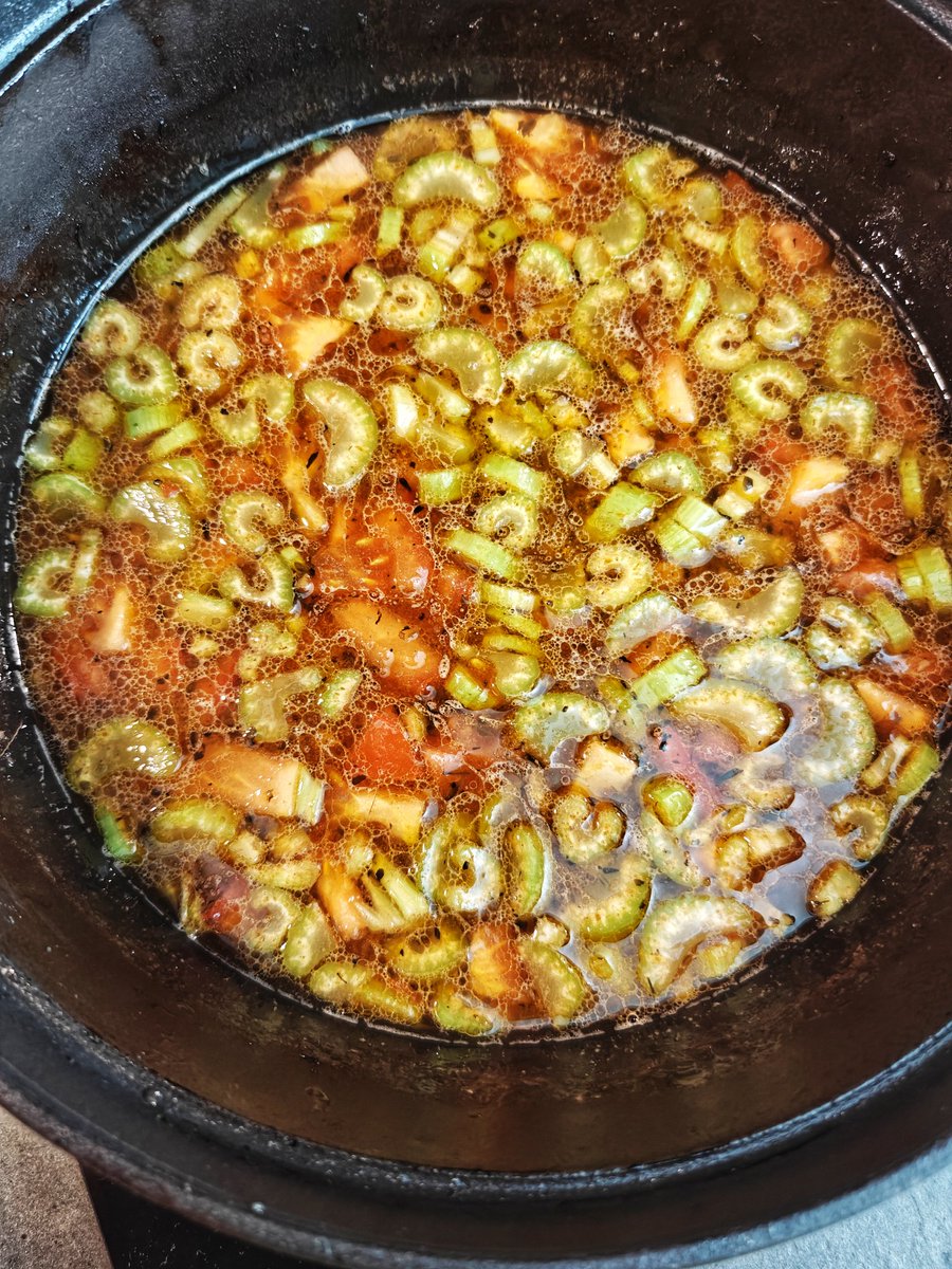 joonas_hietala's tweet photo. Joonaksen pitkänkaavan kauriinkylkipasta vaihe 2:
Luut poimittu pois liemestä ja lihat pienitty silpuksi. Liemen sekaan tomaattia, selleriä, tomaattipyrettä, sitruunamehua ja etikkaa.Sitten keitellään liemi kastikkeeksi.
Ps. Missä mun durumjauhot on?
#slowcooking #pitkätlomaruuat https://t.co/h8KnZb0qi0