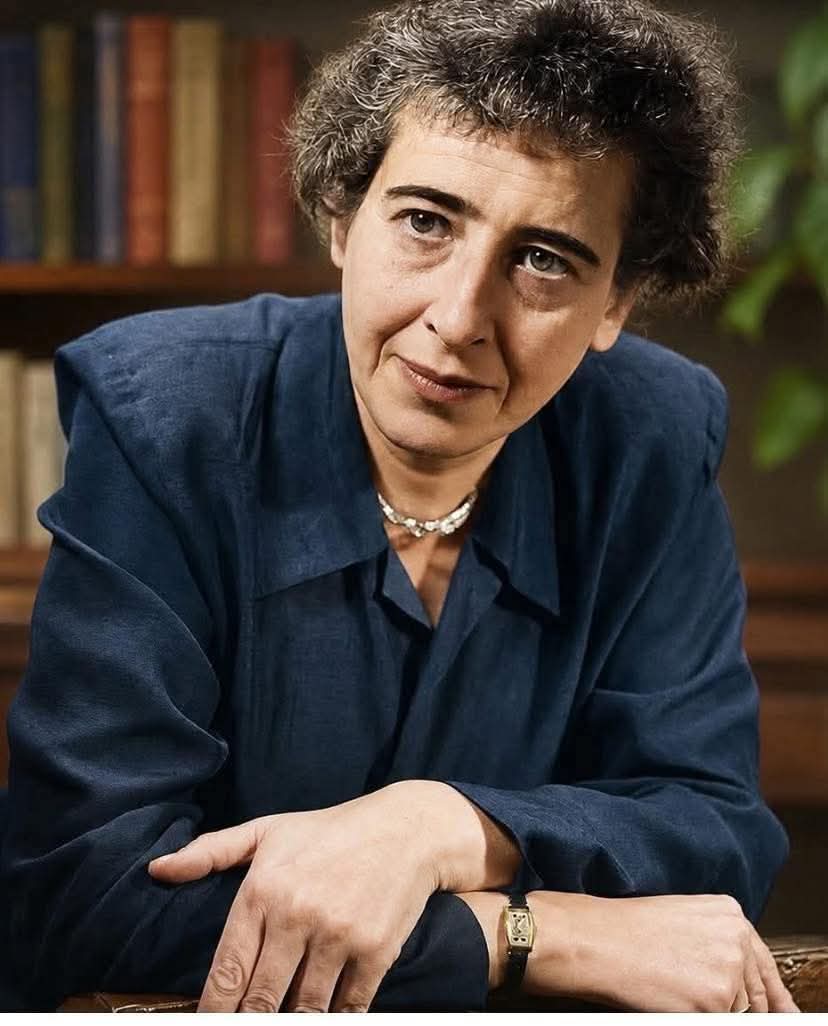 devrim_i_devran's tweet photo. Bizi 70 yıl önce uyardı ve neredeyse hiç kimse gerçekten dinlemedi.

Hannah Arendt, insanlar düşünmeyi bıraktıklarında ne olacağını biliyordu.

Kötüleştiklerinde değil, inandıklarında değil, gerçeği yalandan ayırt etmeyi bıraktıklarında değil.

1906'da Hannover'de doğan Arendt, Yahudiydi. Nazilerden kaçtı, Fransa'da yaşadı, orada tutuklandı ve sonunda ABD'ye sığındı. Hayatta kaldı ama gördüklerini asla unutmadı: eğitimli ve kültürlü bir halkın nasıl karanlığa gömülebileceğini.

Ve böyle bir şeyin nasıl mümkün olduğunu anlamak istiyordu.

1951'de en önemli eseri "Totalitarizmin Kökenleri"ni yayınladı.

Bu eserde, bugün bile hala korkutucu derecede güncelliğini koruyan bir şey yazdı:

"Totaliter yönetimin ideal öznesi, inanmış bir Nazi veya inanmış bir Komünist değil, gerçek ile kurgu, doğru ile yanlış arasındaki ayrımın artık var olmadığı insanlardır."

Bunu iki kez okuyun.

Totaliter iktidarın amacı insanları inandırmak değil, hiçbir şeye inanmayana kadar şüpheye düşürmeye çalışmaktır.

Her şey eşit derecede doğru ve eşit derecede yanlış göründüğünde, her haber bir görüşe dönüştüğünde, kime güveneceğinizi artık bilemediğinizde, pes edersiniz.

Yorulursunuz. Alaycı. Kayıtsız olursunuz.

Ve Arendt'in korktuğu şey tam da burada başlar: Artık neyin gerçek olduğunu bilmediği için düşünmeyi bırakan bir toplum.

Daha sonraki "Gerçek ve Politika" (1967) adlı makalesinde, yalanların yalnızca yanlış hikâyeler yaymadığını, daha derin bir şeyi yok ettiğini açıklamıştır: Gerçeğin olasılığına olan güveni.

Her gerçek inkâr edildiğinde, her argüman "haklı görüş" olduğunda, gerçek gücünü kaybeder.

Ve bununla birlikte adalet, ahlak ve onur da yok olur.

Arendt bunu 1930'larda şöyle görmüştü:

Naziler sadece yalan söylemekle kalmadı; dünyayı o kadar çok yalanla boğdular ki, insanlar sonunda gerçeği aramayı bıraktılar.

Kötü niyetten değil, bitkinlikten.

Bunu suçlamak için değil, bir uyarı olarak yazdı.

Çünkü biliyordu: Bu her yerde olabilir.

Başlangıçta tanklarla değil, düşüncelerimizin yavaş yavaş aşınmasıyla.

"Zaten kimseye güvenemezsin" veya "Herkes yalan söylüyor" gibi ifadelerle.

Arendt'e göre tam o anda, "yargı gücünün yok oluşu" dediği şey başlar ve bu, herhangi bir propagandadan daha tehlikelidir.

Peki ne yapılabilir?

Arendt, panzehirin düşünmek olduğuna inanıyordu.

Fikirlerin toplanması, sloganların tekrarlanması değil, gerçek ve bağımsız düşünce.

Soru sormak. Çelişkilere katlanmak.

Merak etmekten asla vazgeçmemek.

Şunu yazdı:

"En radikal devrimci bile devrimden sonraki gün muhafazakâr olacaktır."

Bununla şunu kastediyordu: Eleştirel düşünmeyi bırakan kişi -sevdiği veya inandığı şeyler hakkında bile olsa- çoktan kaybetmiştir.

Totalitarizm sessizce başlar.

Şiddetle değil, yorgunlukla.

Sadece başka tarafa bakma isteğiyle.

Hannah Arendt, 1975'te New York'ta öldü.

Yine de sesi bugün her zamankinden daha yüksek:

Düşünme kapasitenizi koruyun.

Soru sorun. İnceleyin. Fark edin.

Gerçeği umursamayı bıraktığınız an, önemli olan her şeyi kaybedersiniz........