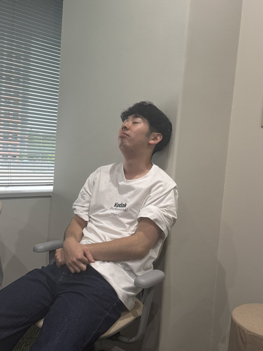 momomannowaki's tweet photo. 【毎日告知】やります！
手売りなどあります！
連絡ください！
奇妙なパレードっていいます。

今日の写真は頭抱えてるてつ。
鍛えてて腕が太い。

 #奇妙なパレード
 #キミョパレ
 #福岡よしもと
 #フクゲキ
 #天を仰ぐ https://t.co/ydYKqeFso8