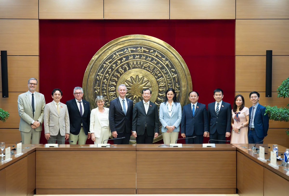 FranceAuVietnam's tweet photo. 🏛️ En visite au 🇻🇳, la délégation de la Commission de la Défense nationale et des Forces armées de l’ @AssembleeNat 🇫🇷 a rencontré plusieurs autorités vietnamiennes.

🤝 Des échanges concrets pour approfondir notre Partenariat Stratégique Global.
@J_M_Jacques #AN #MAE #MINDEF https://t.co/KkmvkGuCbc