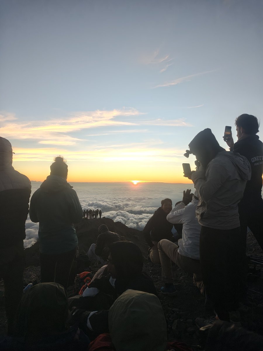 harill9's tweet photo. Pasang khemah hadap tasik dan 230 pagi esok hiking ke puncak Rinjani kejar sunrise https://t.co/vDsMejE0Um