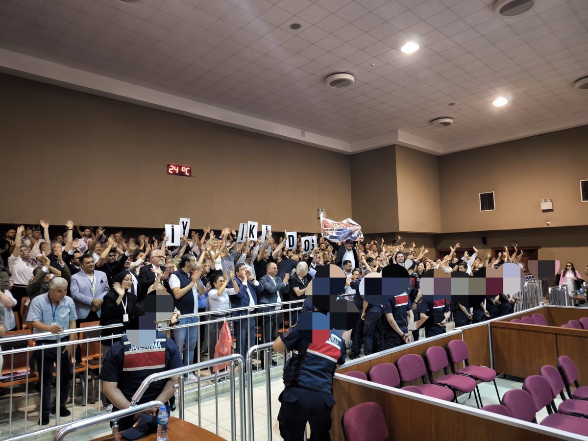 kayhanayhann's tweet photo. FAZLA UZATMAYALIM ANNEME BABAMA DAVA AÇARLAR 

Ekrem İmamoğlu salona geldiğinde doğum günü kutlandı. Dilek İmamoğlu "Canım sevgilim iyi ki doğdun" diyerek pasta üfledi. 

Ekrem İmamoğlu, "Fazla uzatmayalım anneme babama niye doğurdun diye dava açarlar" dedi. #İBBDavası https://t.co/0NVRuQ6IxI