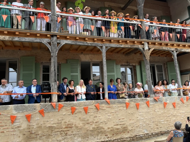 Prefet47's tweet photo. #Inauguration | Dominique Peurière, sous-préfète de Marmande-Nérac a participé à l'inauguration de l'habitat partagé du Mas d'Agenais 🙌

➡ Cet événement important pour la commune a réuni les élus du territoire, de nombreux partenaires, ainsi que des habitants du village. Moment fort de cette inauguration : la remise symbolique des clés aux nouveaux habitants et la coupe collective du ruban par l’ensemble des acteurs ayant contribué à la réalisation de ce projet.

✅ L’État a accompagné ce projet à hauteur de plus de 700 000 € d’investissement.

Un projet exemplaire qui renforce le lien social et propose une nouvelle façon d’habiter et de vivre ensemble sur notre territoire. ���