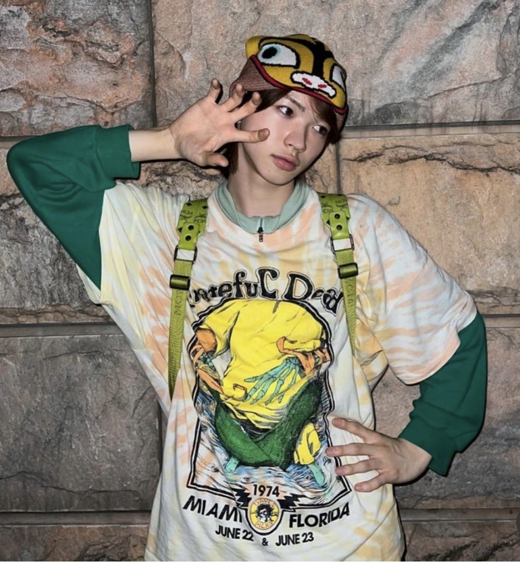 debu_yurushite's tweet photo. ん〜まあでも
加藤大樹の顔だから許されてるよねみたいな服の時もある
この派手な服に負けない顔と雰囲気すごい https://t.co/hyJHbznJCS