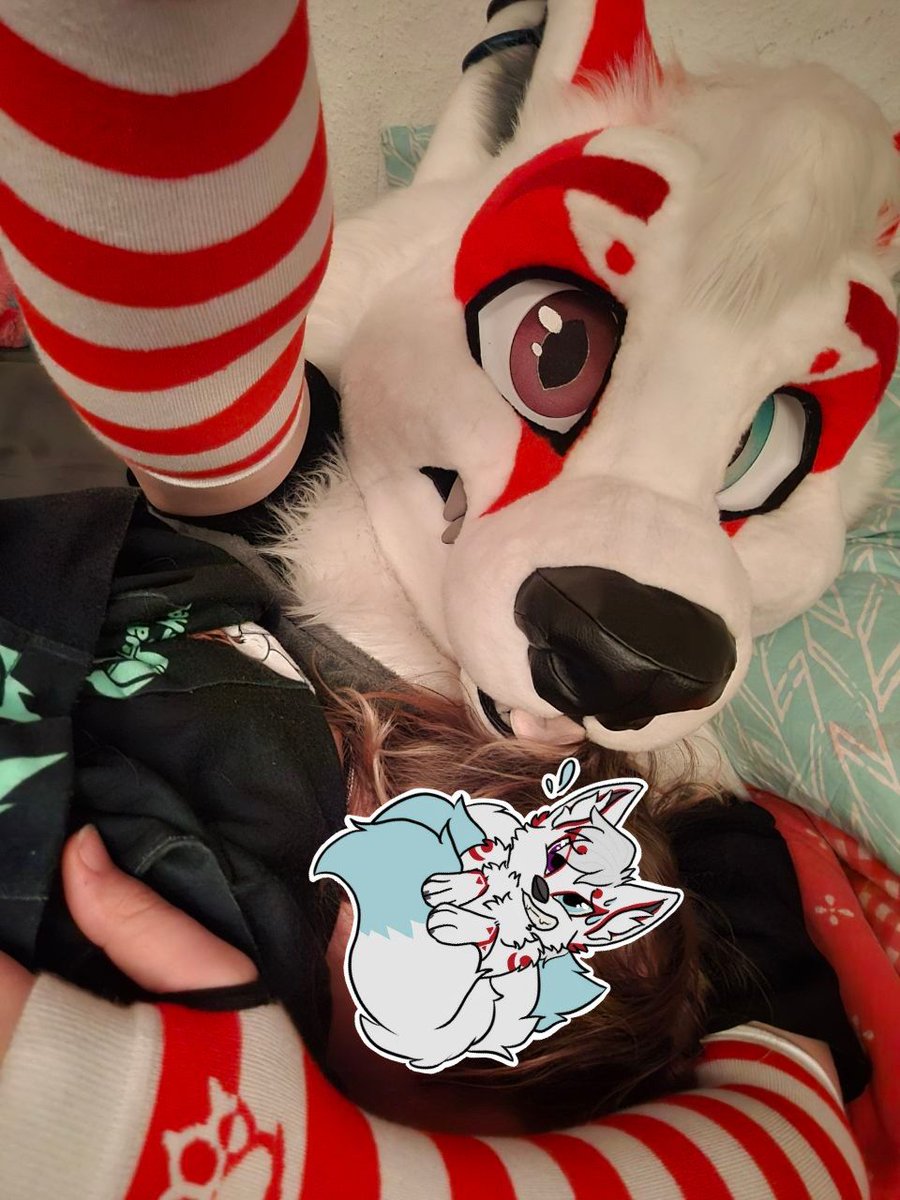 KitsuneKyiSu's tweet photo. Looks like im not the only one enjoying those soft and comfy warmers~

And good cuddles ofc >w<

#furry #fursuit #kitsune https://t.co/mapDgOuQ9X