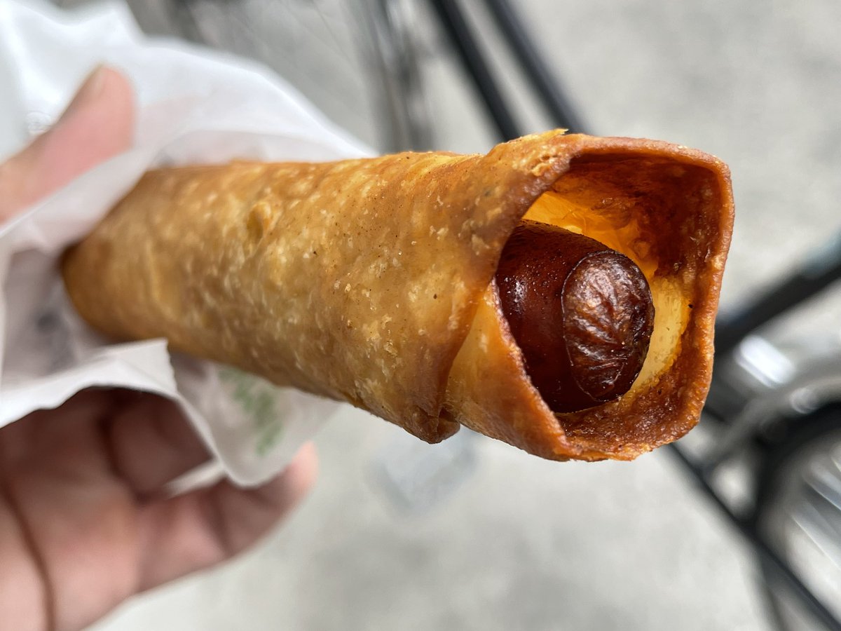 jack_No02's tweet photo. ファミリーマート
トルティーヤドッグ

生地は見た目に反してサクサクでもカリカリでもない
でも美味い😋
ビール飲みたいわ〜🍺😂 https://t.co/tMDK0HE2jh