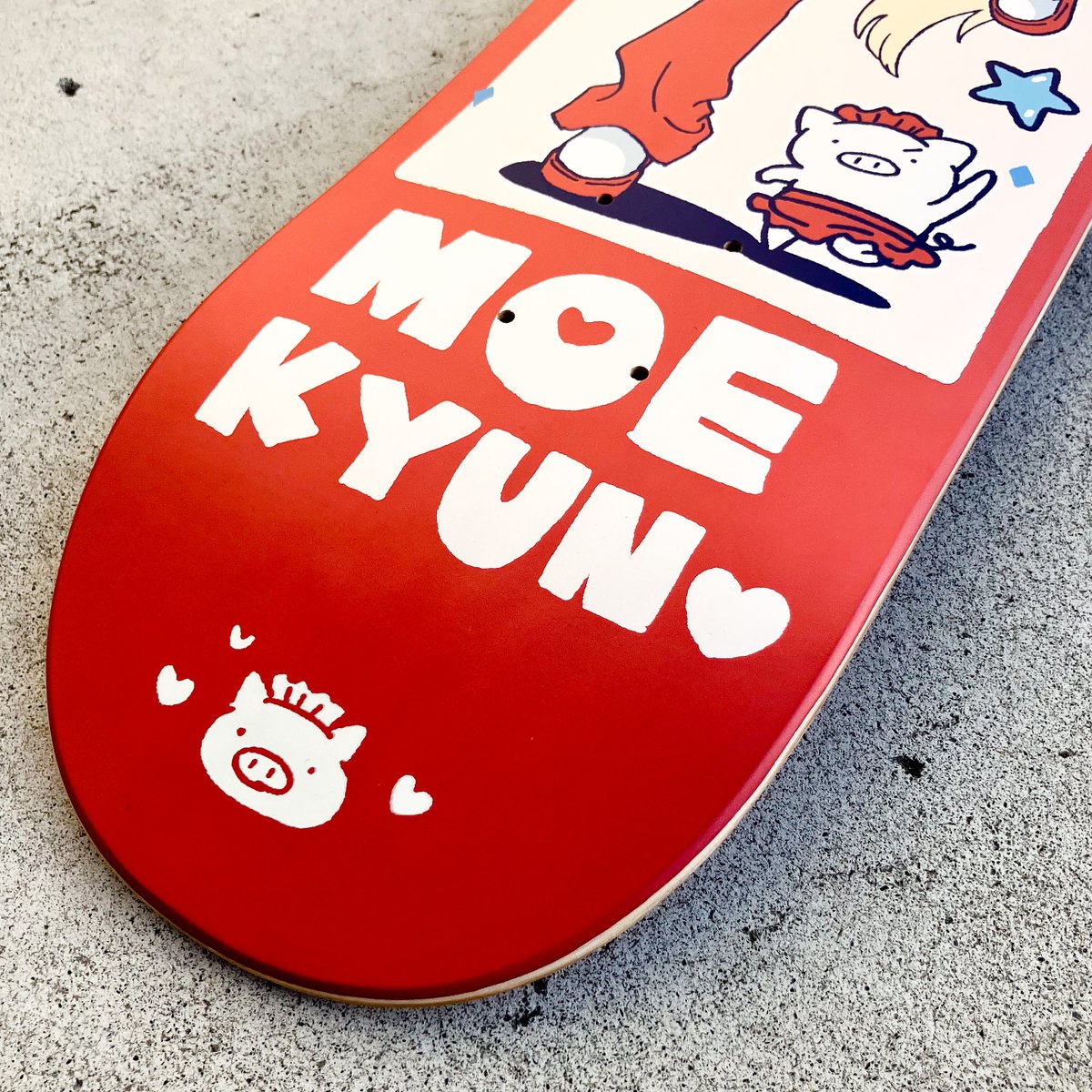 silkmasterSB's tweet photo. 「 MOE KYUN 」
@coalowl 

昼も夜も楽しめる、
coalowlさんのアートデッキ 「MOE KYUN」。
赤を基調にしたポップなデザインに、
女の子とゆるいキャラクターたちをぎゅっと配置。
ブタさん部分には蓄光プリントを施し、
暗い場所でさりげなく光る遊び心も。
飾るだけで、お部屋の空気が少し楽しくなる一枚です。

購入はこちらから
↓↓↓
https://t.co/Kx1hk8exBf 

#silkmasterSB 
#coalowl 
#MOEKYUN 
#アートデッキ 
#スケボーアート 
#スケートボードデッキ 
#蓄光 
#ポップアート
#アートインテリア