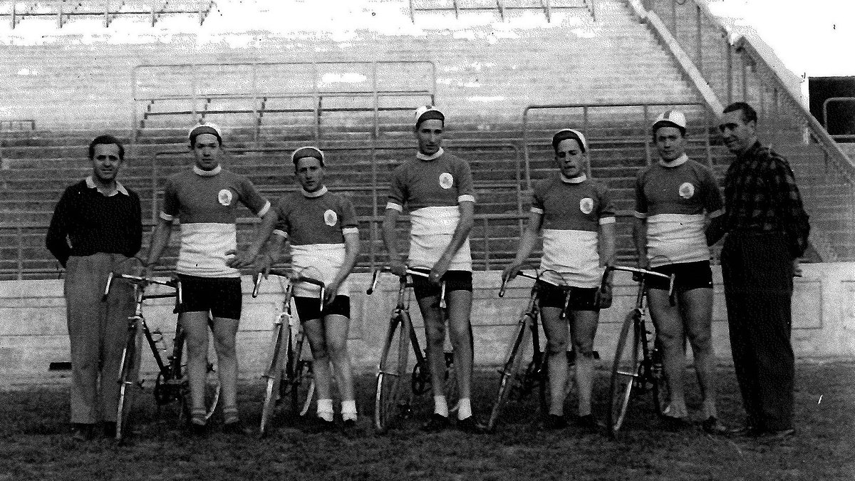 CiclistaFC's tweet photo. 3 de junio, Día Mundial de la Bicicleta
Nuestro antecesor más directo y campeón de Copa en 1909, el Ciclista FC, surge de la unión entre el San Sebastián FC y el Club Ciclista de San Sebastián. Fue, además, el primer equipo en jugar en el entonces Velódromo de Atotxa.
1/2 https://t.co/8eKwqqAeJb