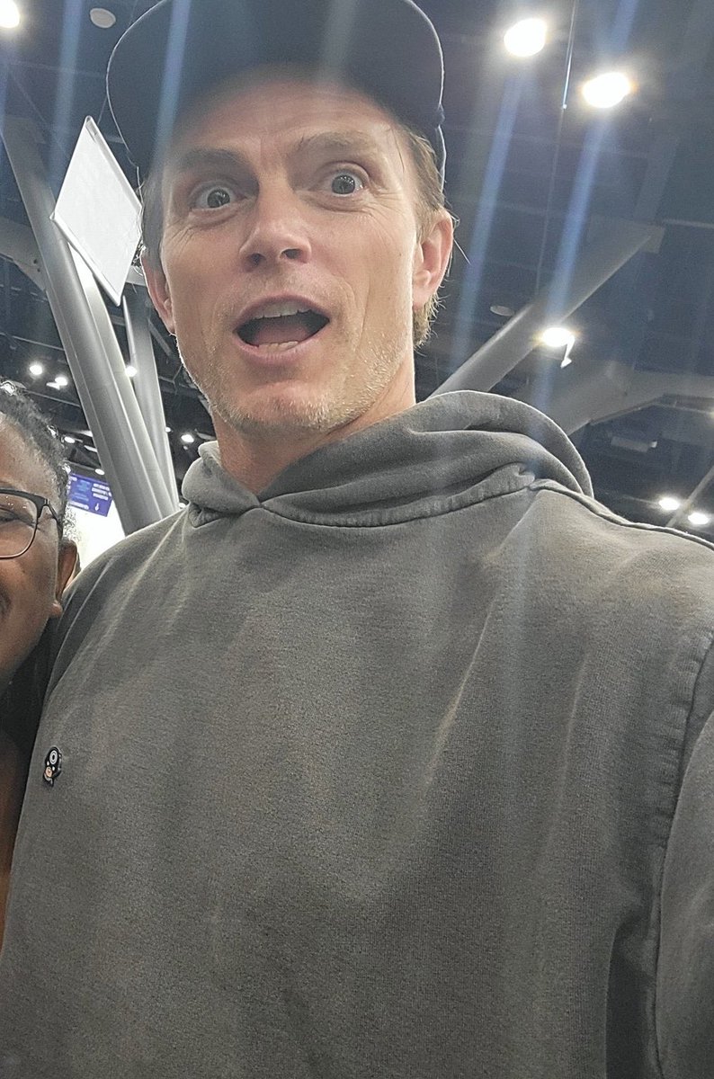 verullseye's tweet photo. the day wilson stops doing this silly pose is the day im gonna kms https://t.co/X3MEmtcZqy